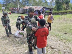 Satgas Yonif 521/DY Melaksanakan Binter Berbagi Kasih di Distrik Eragayam Kabupaten Membramo Tengah