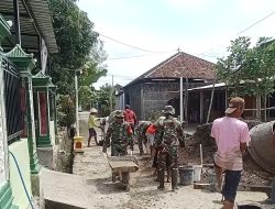 Babinsa Gotong Royong Bersama Warga, Lancarkan Pengecoran Jalan