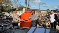 Tinjau Lokasi Pasca Kebakaran, Kapolres SBT Salurkan Bantuan Penampungan Air Bagi Warga