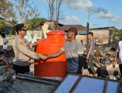 Tinjau Lokasi Pasca Kebakaran, Kapolres SBT Salurkan Bantuan Penampungan Air Bagi Warga