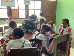 Tumbuhkan Semangat Belajar, Satgas Yonif 131/Brajasakti Hadir di SD Waris Papua