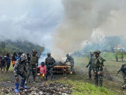 Bersama Rakyat Sampai Akhir: TNI Hadiri Tradisi Bakar Batu, Bukti Cinta di Tanah Papua