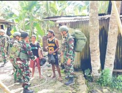 Senyuman di Ujung Negeri : Satgas Yonif 642/Kps Beri Sembako di Distrik Kramomongga