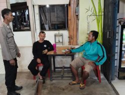 Sambangi Warga Saat Patroli Malam, Begini Akrabnya Polisi dan Masyarakat