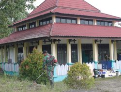 Prajurit Satgas Pamtas RI-Malaysia Yonkav 3/AC Gelar Karya Bakti di Mushola AT-Taqwa Badau