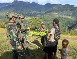 Dua Kilometer Harapan: Langkah Mama Mayna Menuju Hati TNI di Pos Pintu Jawa