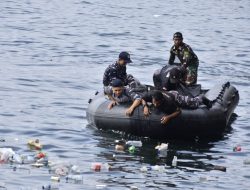 Bakti Sosial Satgas Trisila-25: TNI AL dan Masyarakat Bersatu Bersihkan Pantai Pandara Kananga Ternate