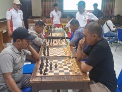 Brigpol Samsul Bahri Juarai Lomba Catur Hari Bhayangkara ke-79 di Polres Buru
