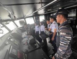 Guskamla Komando Armada III Dorong Edukasi Maritim Di Pulau Obi Melalui KRI Tatihu- 853