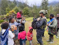 Nada Persaudaraan dari Wuloni: Ketika TNI Membagikan Gitar dan Cinta di Tengah Kabut Ilaga
