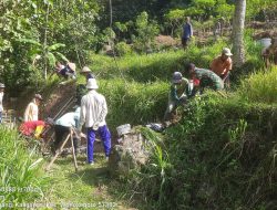 Sinergi TNI Dan Warga Kalinanas Buat Pondasi Pompa