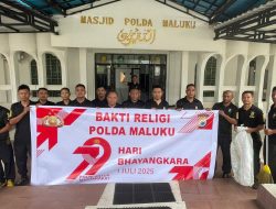 Sambut HUT Bhayangkara Personel Polda Maluku Salurkan Bansos dan Bakti Religi