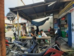 Anggota Polsek Mandor Patroli Siang, Temui Warga dan Sampaikan Pesan Penting