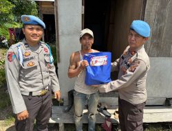 Propam Polres Landak Bagikan Bansos untuk Warga Kurang Mampu dalam Rangka HUT Bhayangkara ke-79