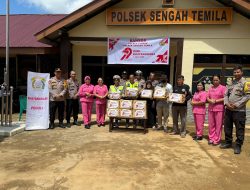 Dalam Rangka HUT Bhayangkara ke-79, Polsek Sengah Temila Salurkan Bansos kepada Warga yang Membutuhkan