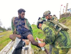 Luka di Ujung Timur, Sembuh di Tangan Prajurit: Kisah Kemanusiaan dari Pos TNI di Pintu Jawa