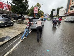 Atasi Kemacetan, Tim Ops Simpatik Polda Maluku Bantu Warga Dorong Kendaraan Mogok