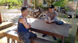 Patroli Siang, Polisi Temui Warganya Yang Sedang Duduk Santai Sedang Menyampaikan Kamtibmas