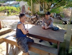 Patroli Siang, Polisi Temui Warganya Yang Sedang Duduk Santai Sedang Menyampaikan Kamtibmas