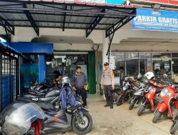 Temui Warganya, Anggota Polsek Mandor Patroli Siang Sampaikan Himbauannya