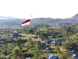 Bendera Merah Putih Berkibar Perkasa di Pegunungan Bintang