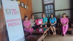 Hari Ulang Tahun Ke-79 Bhayangkara, Polsek Menyuke Bagikan Paket Sembako