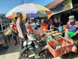 Polisi Sambangi Pasar Mandor, Sampaikan Pesan Kamtibmas dan Ajak Jaga Kebersihan