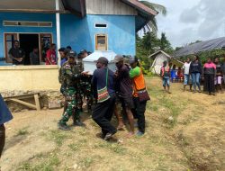 TNI Hadir di Tengah Duka: Satgas Yonif 131/Brajasakti Melayat Tokoh Kampung Pyiawi yang Meninggal Akibat Longsor