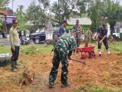 Muspika Bakung Gelar Kerja Bakti Bersih-Bersih Lingkungan Di Sekitar Monumen Trisula