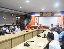 Lanjutkan Pencarian Korban Kapal Tenggelam, TNI AL Ikuti Rapat Rencana Operasi SAR KMP. Tunu Pratama Jaya