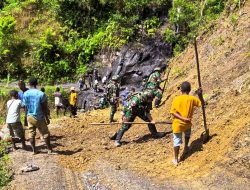 Gotong Royong Satgas Yonif 521/DY Karya Bhakti Perbaikan Jalan di jalur Distrik Eragayam