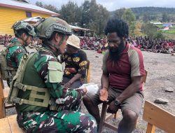 Satgas TNI Berikan Pelayanan Kesehatan Untuk 932 Pengungsi di Kampung Gigobak