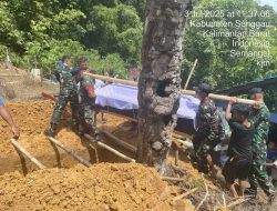 Personel Pos Panga Satgas Pamtas RI-Malaysia Yonarhanud 1/PBC/1 Kostrad Bantu Pemakaman Warga Perbatasan