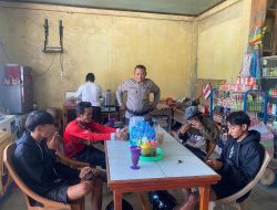 Kanit Binmas Sambangi Warga Yang Lagi Kumpul, Sampaikan Pesan Kamtibmas