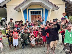 Satgas Yonif 131/Brajasakti Berbagi Makan Bergizi Sehat di Kampung Skofrow Perbatasan Papua