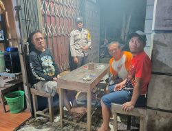 Patroli Malam Polsek Air Besar: Sambangi Warga yang Sedang Santai, Sampaikan Pesan Kamtibmas