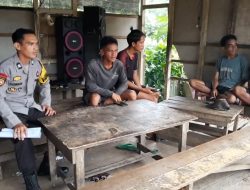 Hangat dan Inspiratif, Bhabinkamtibmas Ngobrol Bareng Warga Desa Binaannya