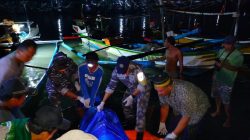 Anggota Koramil Muncar Evakuasi Jenazah Diduga Korban Tragedi KMP Tunu Pratama Jaya di Perairan Selat Bali