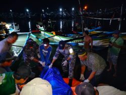 Anggota Koramil Muncar Evakuasi Jenazah Diduga Korban Tragedi KMP Tunu Pratama Jaya di Perairan Selat Bali