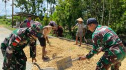 Bhakti TNI di Perbatasan: Satgas Yonif 131/Brajasakti dan Warga Wambes Gotong Royong Perbaiki Jalan Rusak