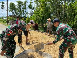 Bhakti TNI di Perbatasan: Satgas Yonif 131/Brajasakti dan Warga Wambes Gotong Royong Perbaiki Jalan Rusak