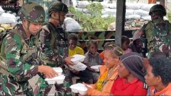 Satgas Yonif 521/DY Berbagi Kasih dalam Rangka Hari Ulang Tahun Ke-70 Yonif 521/DY di Pos Kurima
