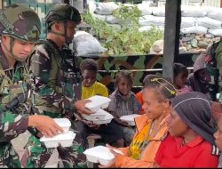 Satgas Yonif 521/DY Berbagi Kasih dalam Rangka Hari Ulang Tahun Ke-70 Yonif 521/DY di Pos Kurima