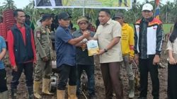 Kapolsubsektor Muara Sugihan Dampingi DPRD Banyuasin Pembagian Bibit Jagung Kepada Kelompok Tani