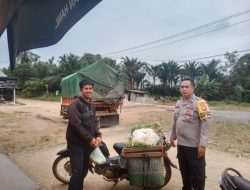 Sambangi Warganya Saat Patroli Siang, Ini Pesan Humanis Anggota Polsek Sebangki