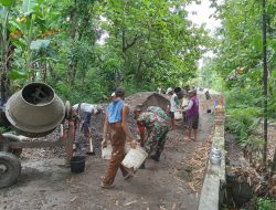 Babinsa Bersinergi dengan Masyarakat Gotong Royong Perbaiki Jalan Desa