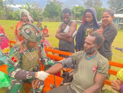 Prajurit Menyapa Rakyat, Bhakti Sehat Satgas TNI di Pedalaman Wombru