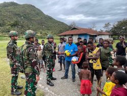Motivasi Meraih Prestasi Satgas Yonif 521/DY Berikan Bantuan Sarana Olahraga di Distrik Bolakme
