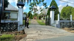 Polsek Menjalin Pastikan Keamanan Ibadah Minggu di Gereja St. Petrus dan Paulus Menjalin