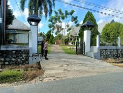 Polsek Menjalin Pastikan Keamanan Ibadah Minggu di Gereja St. Petrus dan Paulus Menjalin
